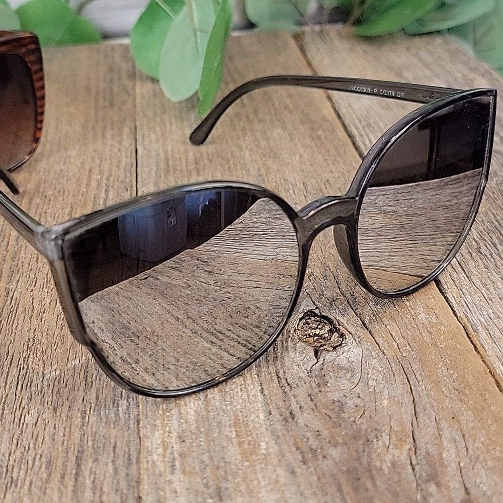 Sunglasses 2 assorted styles - Picture 2 of 11